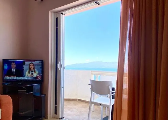 Tani 2 In The Of Is Located On Panorama Street Below The Lekursi Castle Apartamento Sarandë